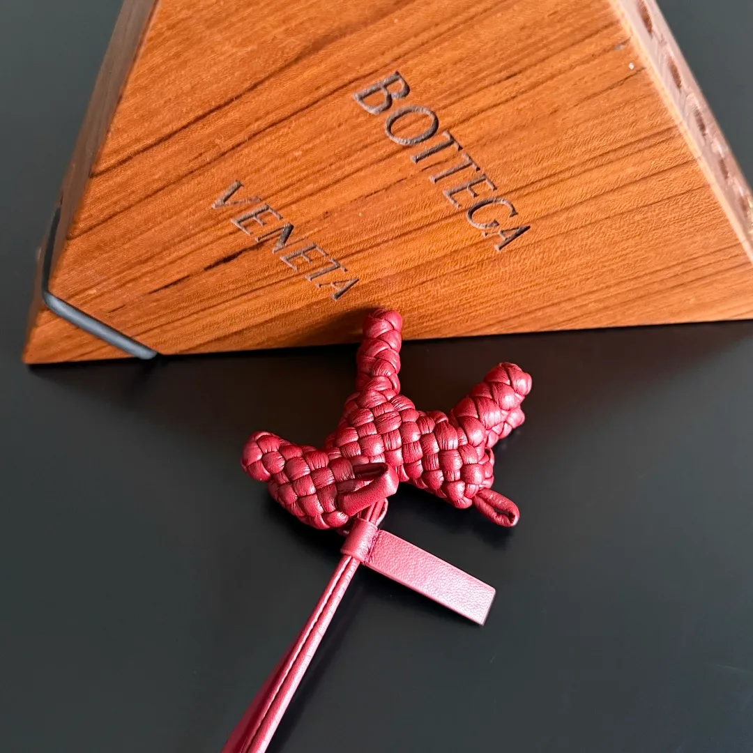 Batch 540 BOTTEGA VENETA2025 new puppy-shaped pendant braided puppy is now online😎The leather braided puppy-shaped pendant can be hung on any handbag, and it is as cute, delicate and colorful as it matches with a bag. Cute and cute, it will touch your heart at any time. It can be hung on bags or keychains. Who can resist such a cute puppy? Style number: 807068